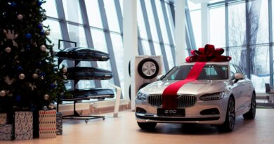 Volvo S90 in showroom decorated with a Christmas tree and gift ribbon for the festive season.