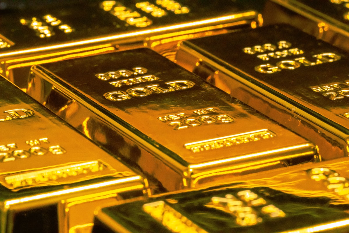gold bars portfolio hedge insurance against market volatility