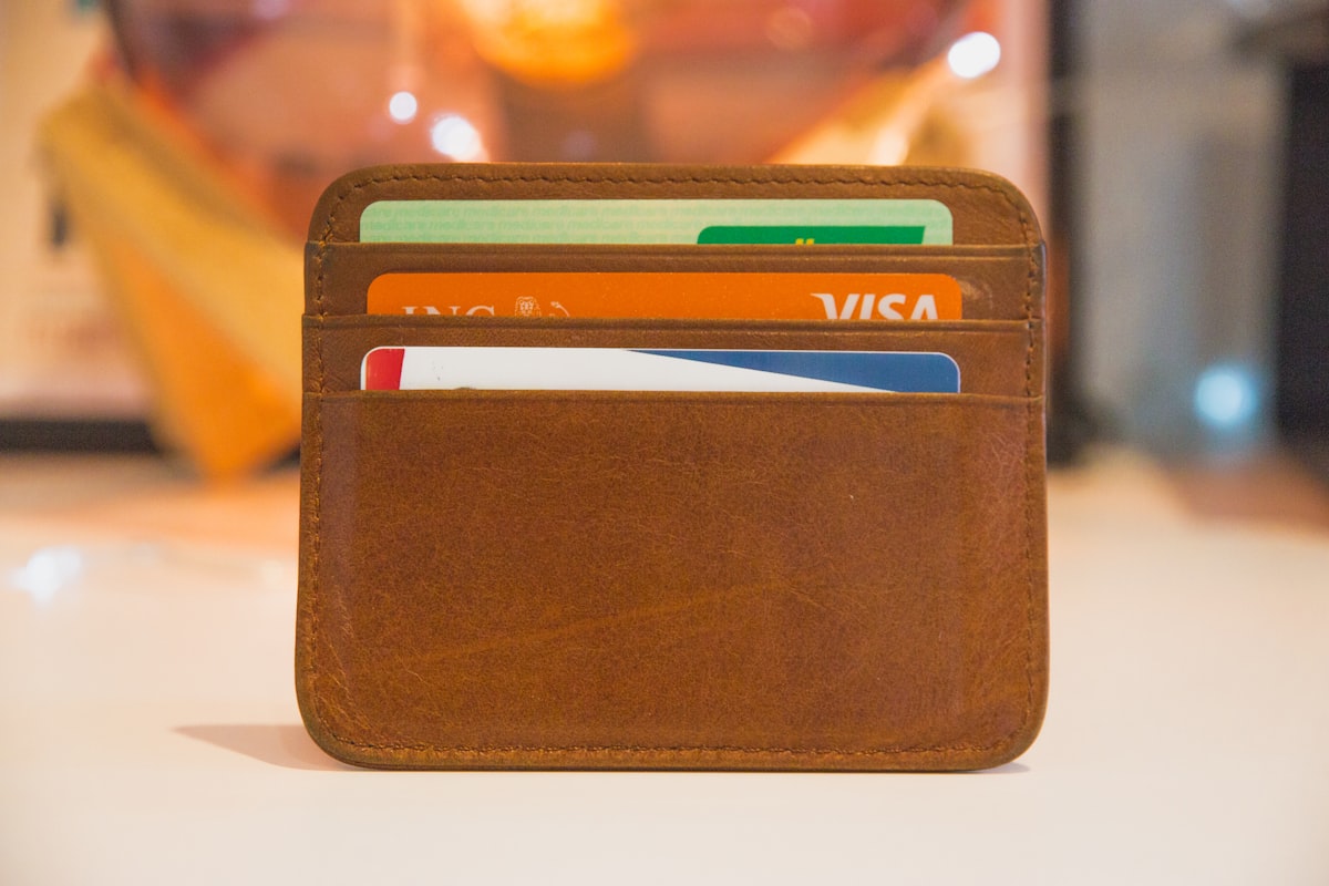 Wallet holding multiple credit cards, the kind of debt a consolidation loan or snowball method addresses